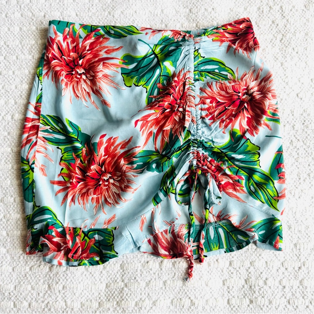 NWOT Dizzy Gal tropical floral mini skirt with ruching and ruffled hem